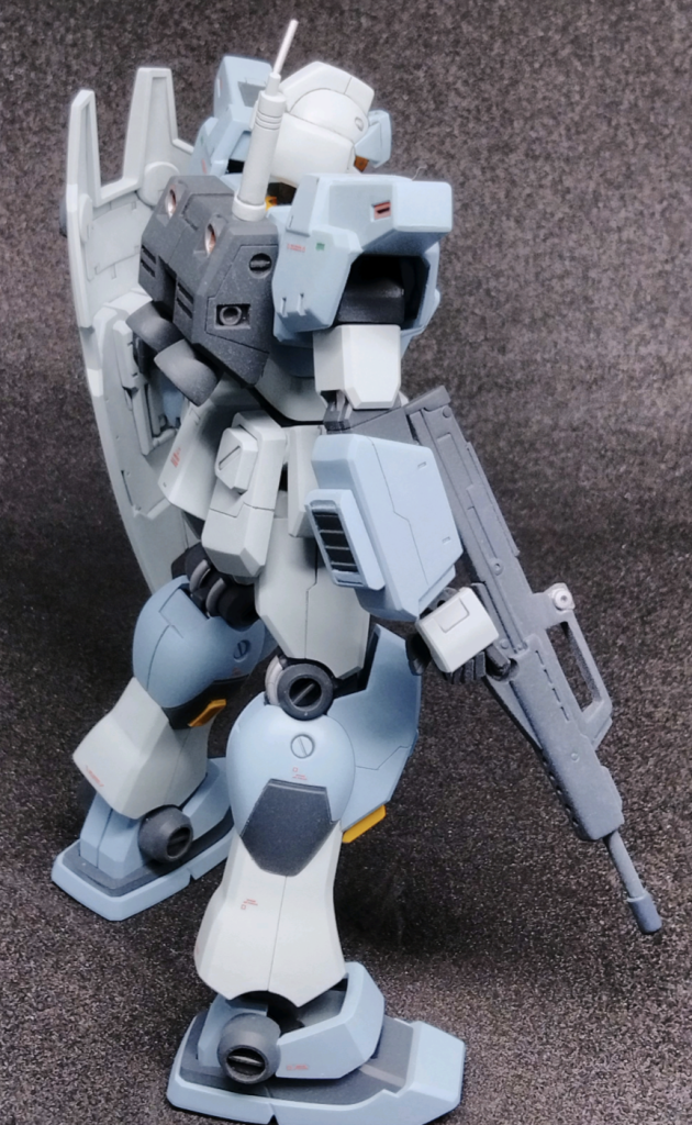 横から。腕のシールド穴は、それらしい蓋を作りました。脱着式にしてあります