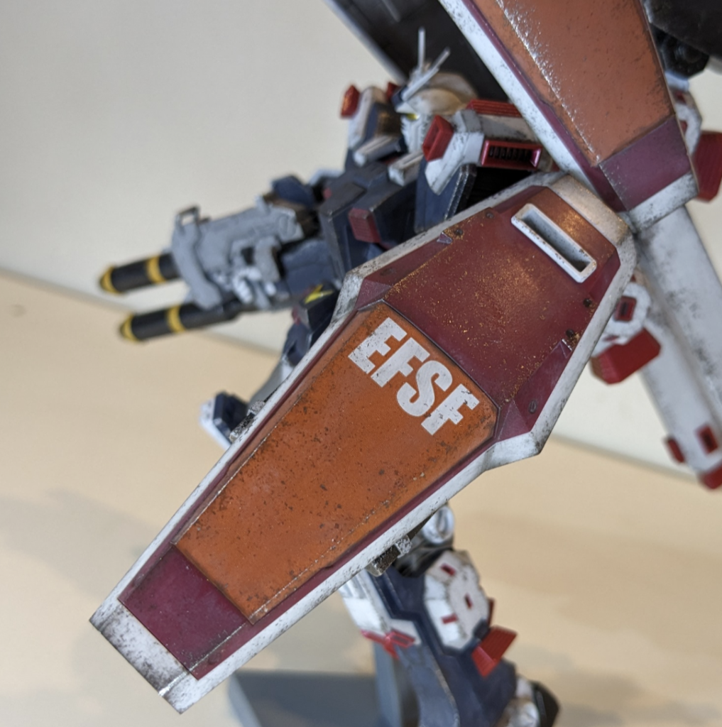 オレンジ色はとても発色が難しいので、ここは妥協してシール。境目にタミヤウェザリングマスターでボカし、つや消しとチッピングで「シール貼りました感」を多少は払拭⤴ウェザリングはいつもの焼鉄色&シルバーでのスポンジチッピング。タミヤウェザリングマスター「スス」を中心に、エッジ部分や凹み部分に陰影を入れています。