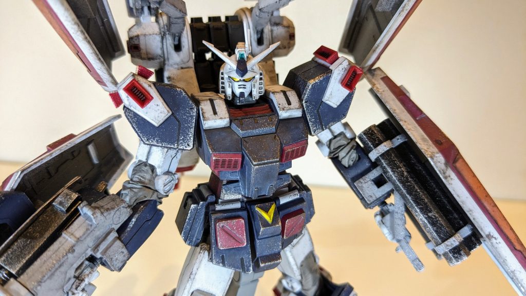 色の濃いパーツにはウェザリングカラーのマルチホワイトによる退色表現。サンダーボルトの世界観にマッチしてますね。特徴的な関節カバーにはギャツビーあぶらとりフィルムを使っています💡