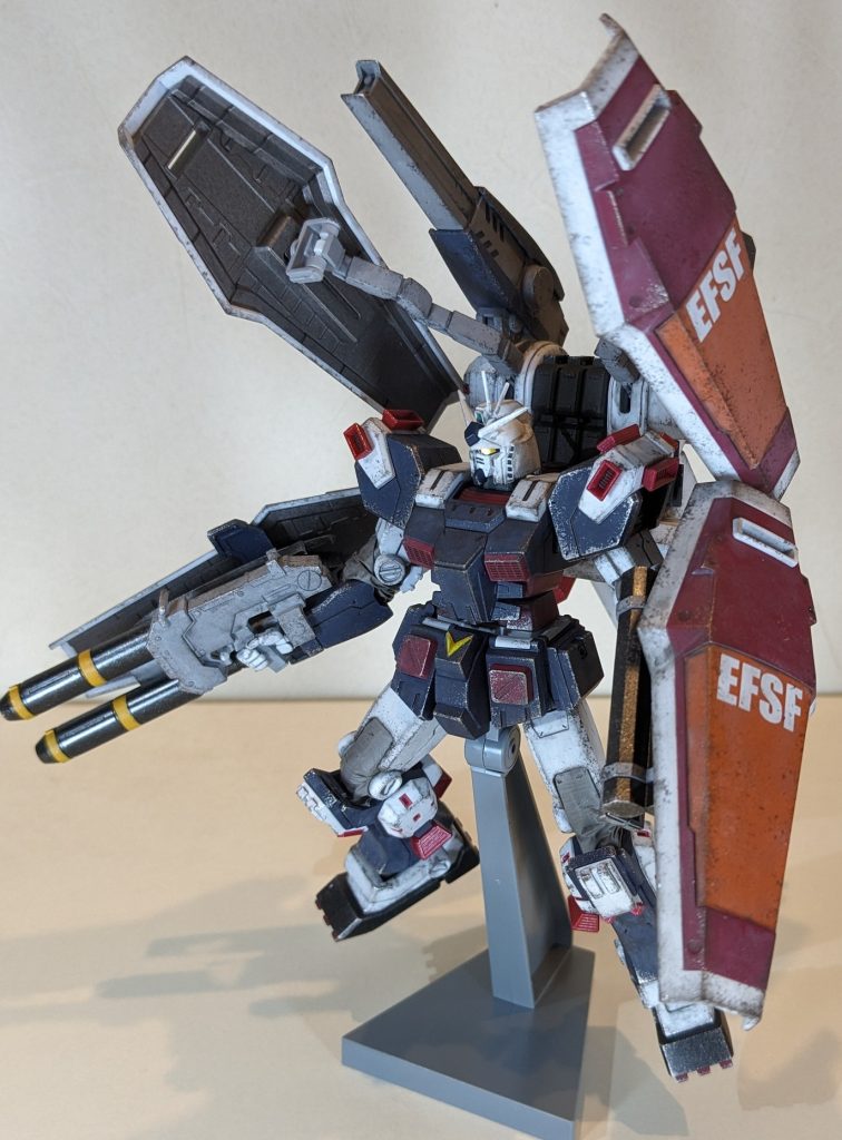 全体です。細かい色分けにはなるべくシールを使わず、マスキングに挑戦。うまくいったのではないでしょうか。塗装は武器の一部をメタリックブラック、グレー部分はサフのみ、あとはほぼ成形色のお手軽フィニッシュです。部分塗装は、ほぼ水性ホビーカラー。