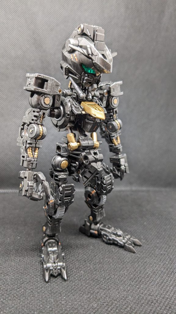 水性ホビーカラー(ゴールド、メタルブラック、黒鉄色)、タミヤアクリル(カッパー)、タミヤエナメルでの塗装です。シルバー部分は成形色がきれいだったので未塗装ですが、ツインアイの奥のシルバーのみガンダムマーカーメッキシルバーで塗っています。