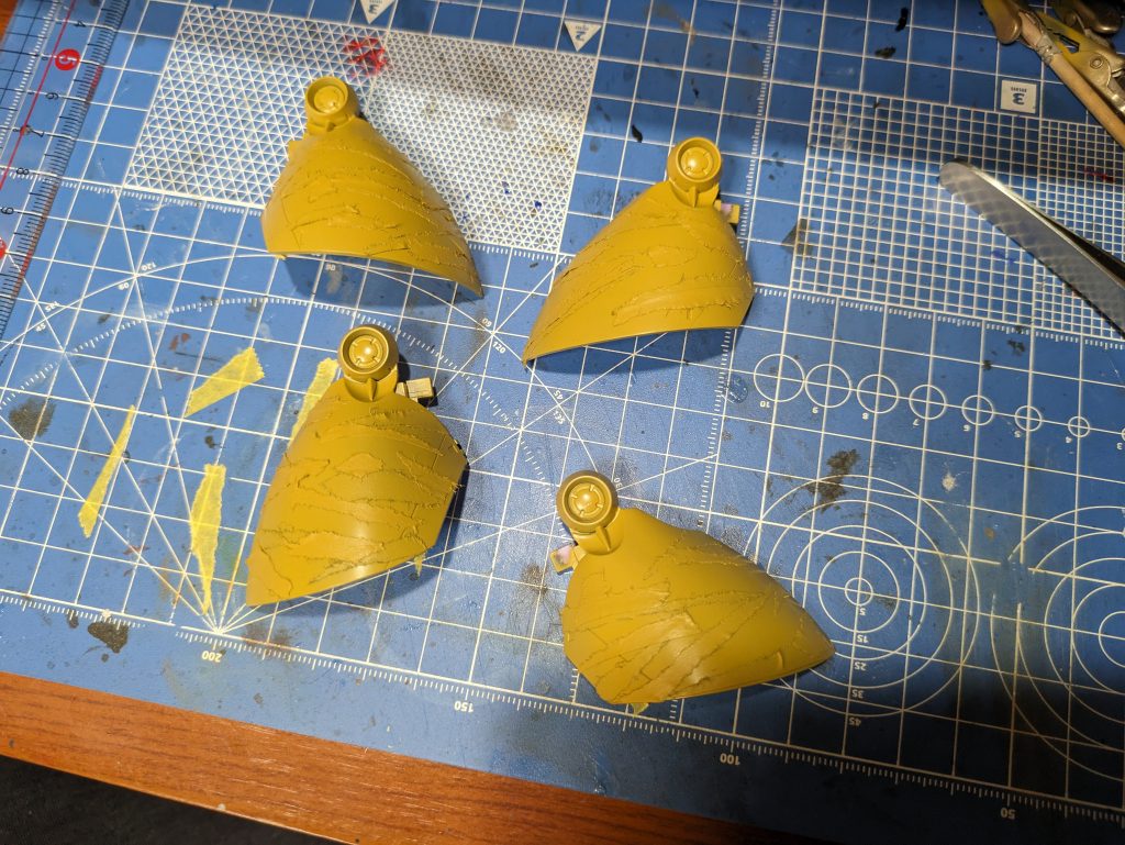 ネットで見て真似した、「手千切りマスキングテープ」を使った、タイガーストライプ迷彩。 作業量こそまぁまぁ多いが、確実に仕上がるので大変ありがたかった。 昔から、タイガーストライプ迷彩自体はやってみたかったので、その意味でも大満足。 ただ、「迷彩」というのは、本来「モノの輪郭をボカす」ための塗装なので、なーにも考えないと輪郭ボケボケののっぺらぼうに。シャドウ等で対応しましたが、コレって逆に「ホントの迷彩では、一番のご法度」なわけで。この辺り、「上手に嘘つく」技術が必要だと、改めて認識。