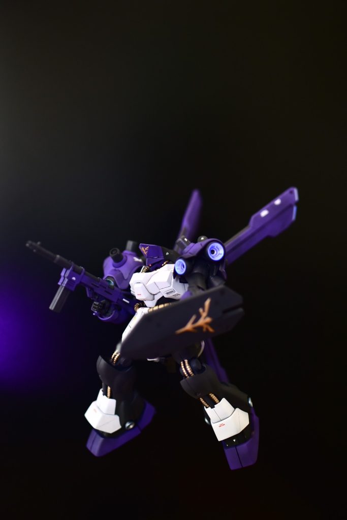 歴戦のベテランパイロットであり、かつてアナハイム・エレクトロニクスでテストパイロットを務めていた経歴を買われたペッシェは新生ネオ・ジオンでニュータイプ専用機開発のテストパイロットに就任し、サイコフレームやファンネルといったサイコミュの発展に大きく貢献した。