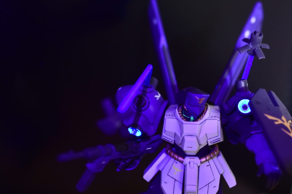 今回も「ガンプラは自由だ」な設定でU.C.ENGAGEのキャラクターであるペッシェ・モンターニュの専用機を作成しました。可愛いですよね、ペッシェ。声もルナマリア・ホークと同じ声優さんでよきです。『声なき声のささやきを』の後を想像して、きっとペッシェはリンの面倒を見るだろうなとか、ナナイは新生ネオ・ジオンへ参加する手土産としてペッシェを手放さないだろうなとか、そもそもフラナガン機関時代にペッシェはシャアやアルレットと面識あっただろうし新生ネオ・ジオンに参加しても違和感ないな等と考え今回の制作に至りました。カラーリングはペッシェが乗り越えた宿命の相手であるセリーヌ・ロムのパイロットスーツを参考としました。反省点は腰部フロントアーマーのスジ彫りが左右対称にならなかった点と、最後に吹いたつや消しで頭部の一部が白濁したので次からの参考とします。ここまで御覧いただきありがとうございました！⁽⁠⁽⁠ଘ⁠(⁠ ⁠ˊ⁠ᵕ⁠ˋ⁠ ⁠)⁠ଓ⁠⁾⁠⁾