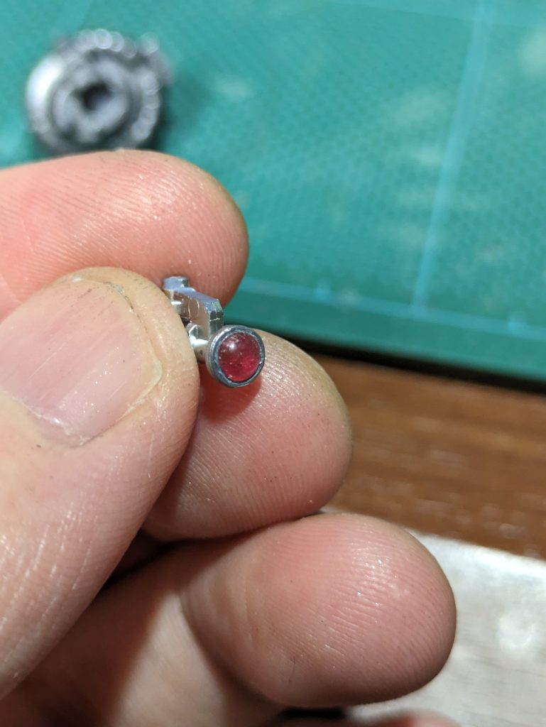 モノアイ。透明レジンを盛っただけだが、パーツ自体がこの部分平面なので、非常に綺麗な半球を作ることが可能。お手軽なのもあって、オススメ。