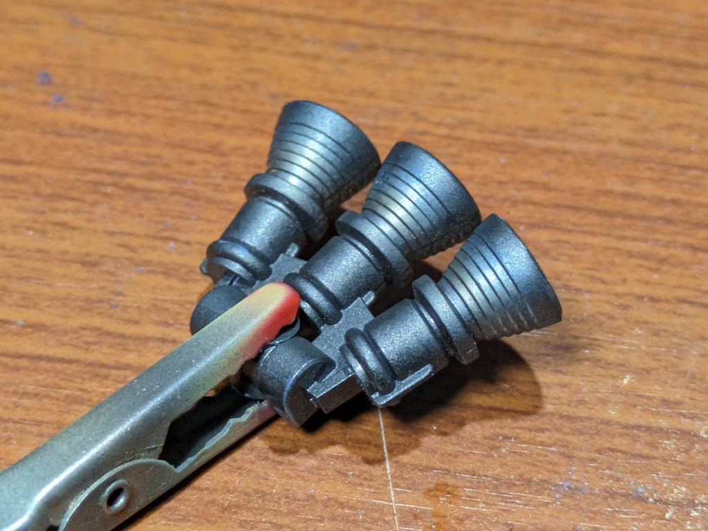 エアモデルからの技術が活きた数少ないポイント、「エンジンノズル表現」。 実際のジェットエンジンなんかは、内側セラミックで真っ白。そこに、燃え残りの煤がわずかに残る……という感じなので、それをそのまんま導入。 とはいえ、やってることはささやかで、内側を白で塗った後、タミヤのウェザリングマスターを塩梅みながらゴシゴシしただけなんですが。