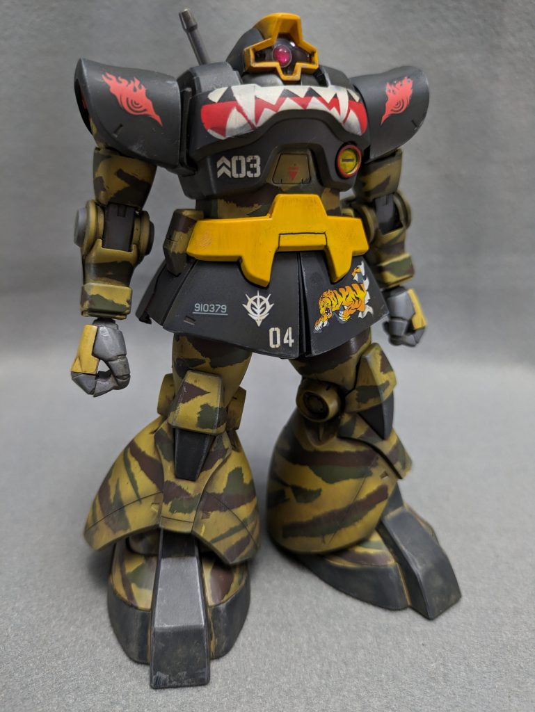 本機は、「オデッサ第三軍団」に所属していた、ドムの一機である。 その独特の塗装と、連邦軍主力部隊の背面へ攻撃を行い、戦果を挙げたことから、「オデッサの虎」として連邦兵士から恐れられた。 今回は、「塗装とデカールワークで勝負」という方針で作成。 そのため、本体への加工は若干のスジボリ追加のみ。 (というか、迷彩塗装の餌食になって、全く目立たなくなることに気が付き、止めた)。 実際、「大面積の曲面」というのは、塗装を見せるにはもってこいの素材だなぁ、と改めて認識。 ネットで拝見した塗り方を参考に、タイガーストライプ迷彩に初挑戦してみたが、やはりこの巨大な足に迷彩は相性抜群だった。