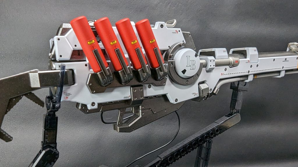 両側面基部。MGEXのストフリで余った3Dメタリックシールを切り抜いて貼ったり、Hi-ν用の水転写デカールの余りを使用してエンブレムを入れたりしてみました。