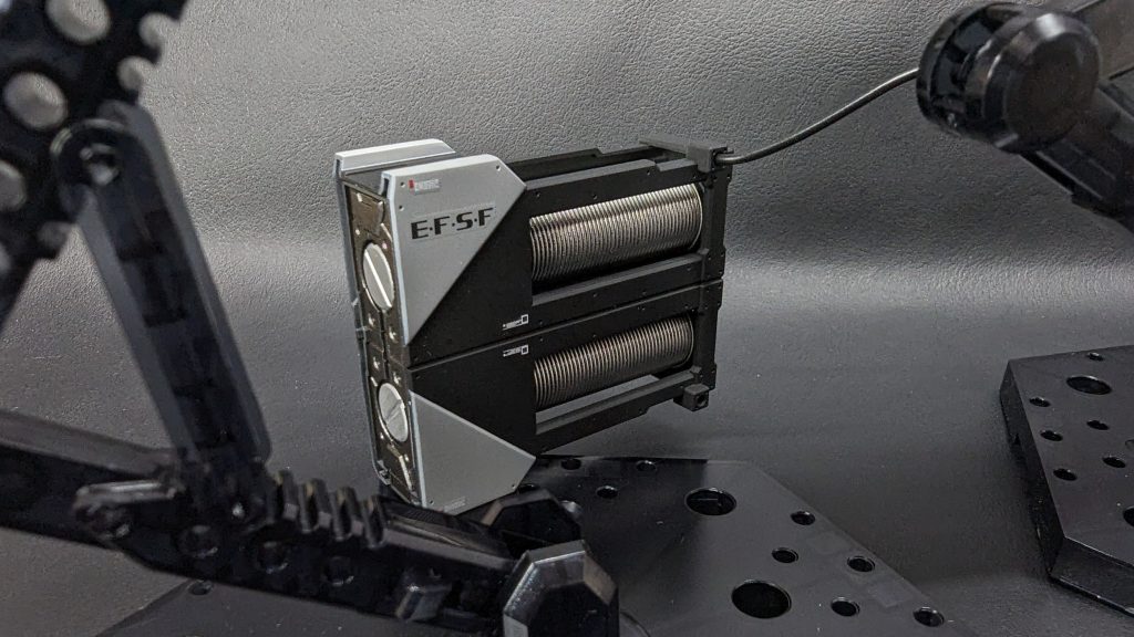 射出ユニットも成形色はグレー一色でしたが、マスキング塗り分けにて2色にしてみました。内部のぐるぐるは勝手にコイル的な何かだと判断してシルバー系の色味に変更しました。もしかしたらエネルギーチューブがぐるぐる巻きになってるだけ?設定画探しても見つからなかったので勝手な解釈です…。