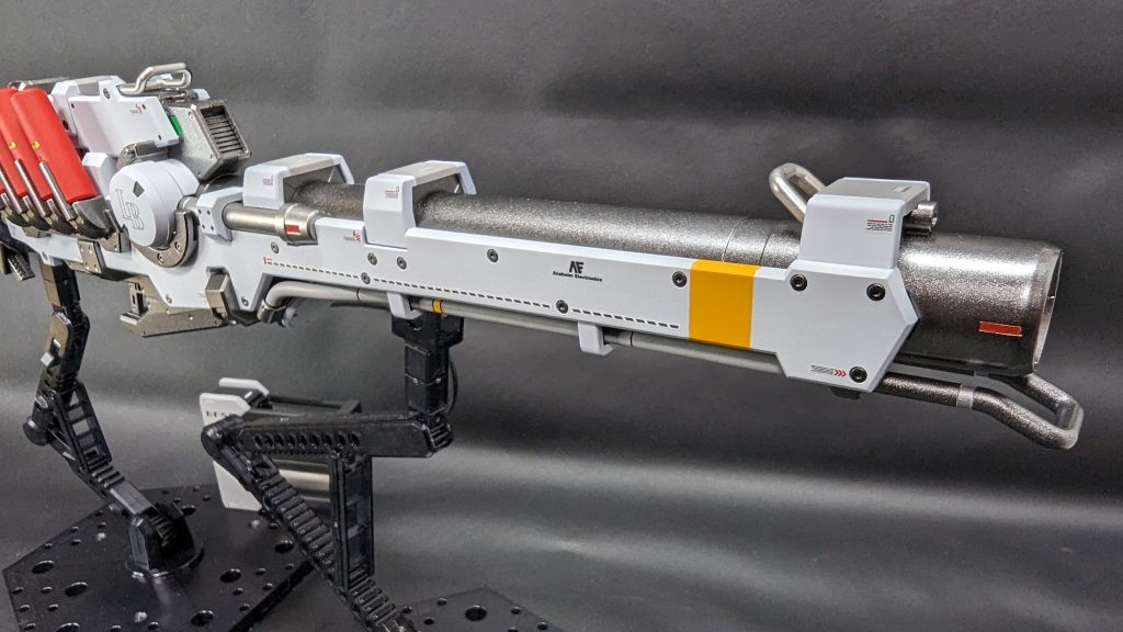 砲身の前方にマスキング色分けで黄線を入れてみました。この黄色アクセントのお陰で全体がνガンダムカラーっぽくなったと思います。