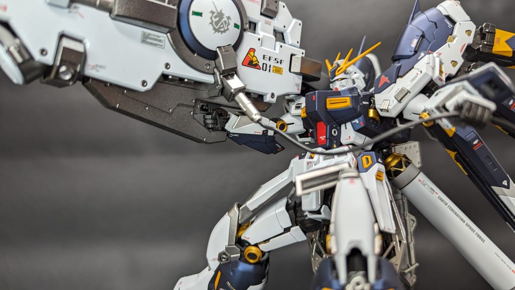 最後はツインアイが光ったいい感じのショットで。大きさの割に組みやすい上に存在感も出せるので、Hiーνと一緒に組むととても映える追加武装でした。一個のパーツが大きいので塗装ブースからはみ出すのが難点でしたね。νガンダムカラーを意識し、統一感を出すことができて良かったです。Hiーνお持ちの方は是非組んで一緒にディスプレイしてみてください。以下使用塗料・サフ:サーフェイサーエヴォブラック(G)、サーフェイサーエヴォホワイト(G)・白:スチールホワイト(G)・グレー:ニュートラルグレー3(G)・赤:モンザレッド(C)・黄:橙黄色(G)・砲身等:スターブライトアイアン(G)・フック、コイル等:スターブライトジュラルミン(G)・部分塗装:プリズムブルーブラック(G)、エナメルフラットブラック(T)、4アーティストマーカーシルバー(G)スミ入れ:スミ入れ塗料ブラック(T)トップコート:Exーフラットクリアープレミアム(G)、Exークリアー(G)デカール:ガンダムデカール、ベルテクス、RBコーションデカール