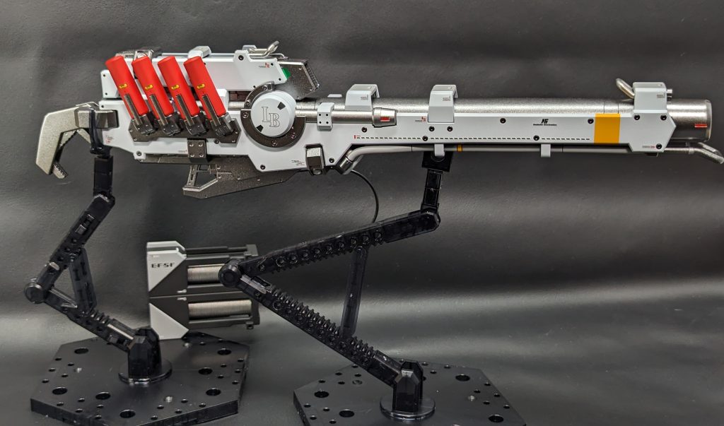 まずは両側面から。最初の感想としては「デカい!」です。名前も長けりゃ本体もデカい。まあ、確かに物としては大きいのですが、それに併せて一つ一つのパーツも大きいのでだいぶ組みやすかったです。