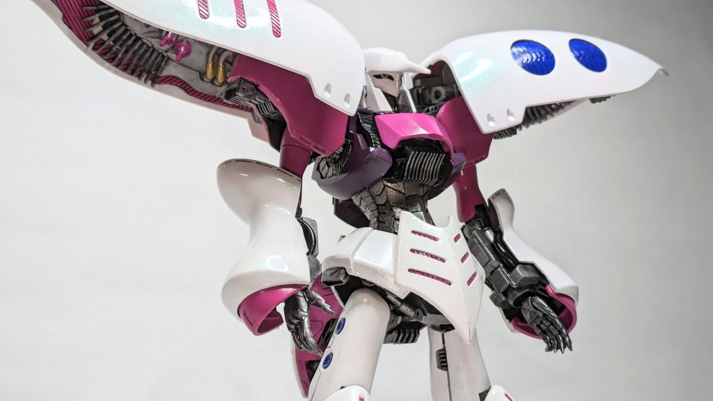 足の接続位置は通常より斜め下に移動させて上半身とのバランスを取り、股関節の隙間をシリンダーぽいディテールで隠しました