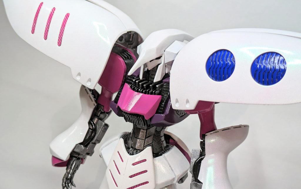 頭部はキュベレイの面影を残しつつモーターヘッド風に腹部はモーターヘッドらしく蛇腹に前腕もフレームをプラ板とジャンクでスクラッチ