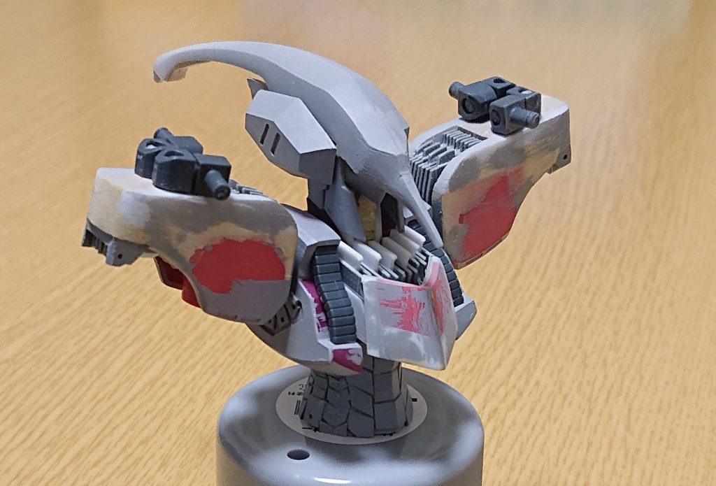 肩もパテで大型化