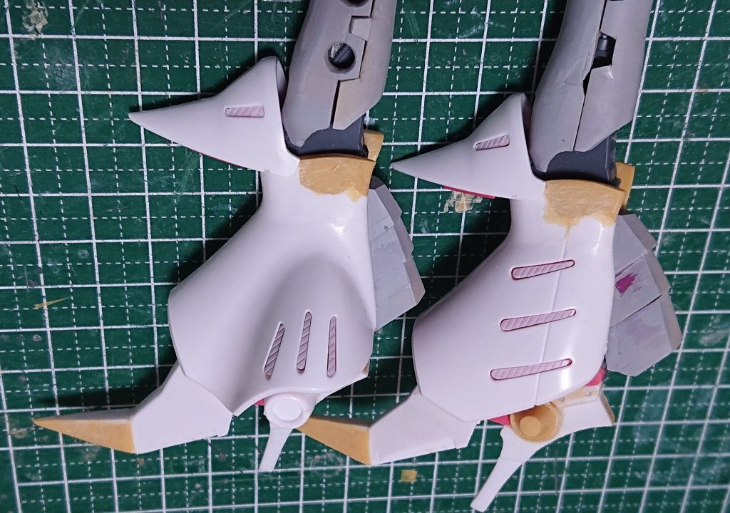 大腿は削って小型化キュベレイ独特のディテールはすべてスリットを入れたプラ板でディテールアップしています