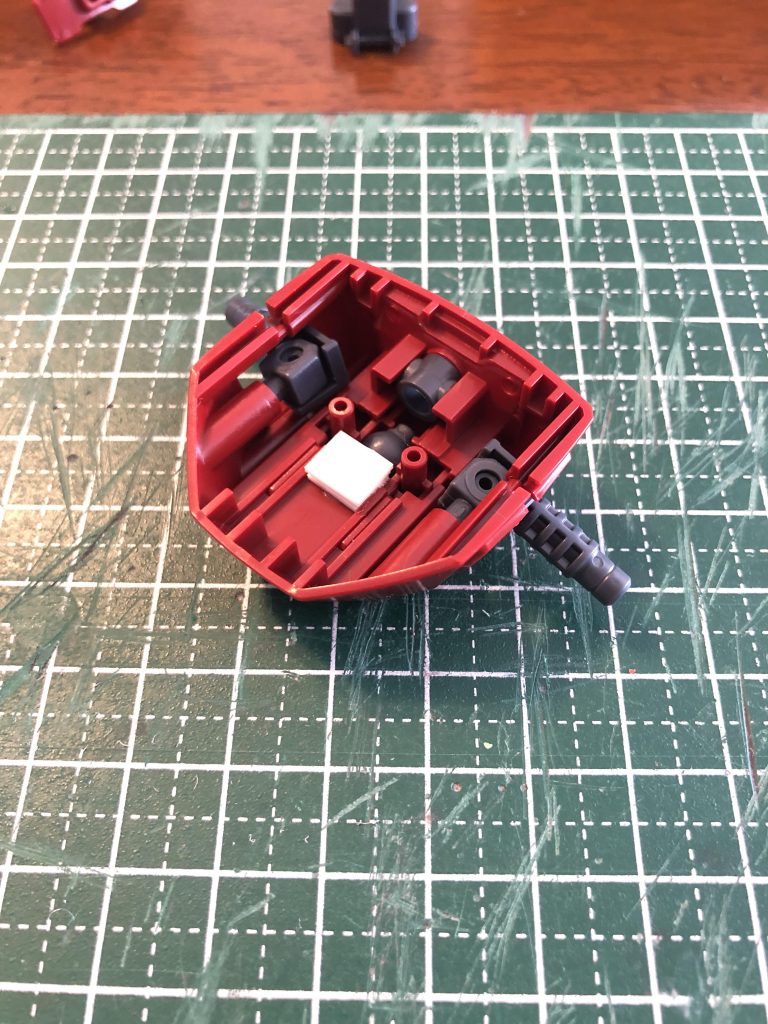 腹部の延長工作。プラ板をカマせています。いつもと同じ、プラ板は「バッククロージャー」食パンの留め具です。