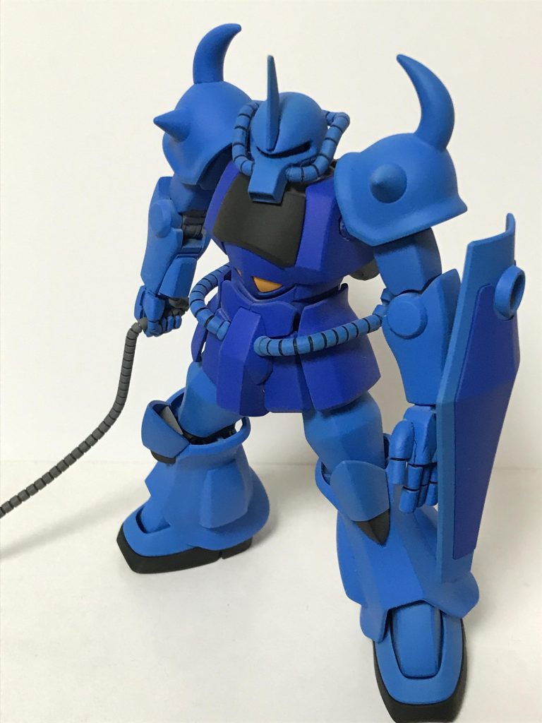 頭部をカットしてプラ板を挟み込みモノアイスリットを幅詰めしてあります