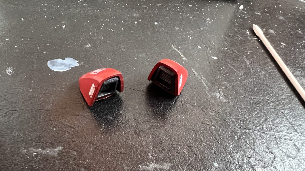 塗装してデカール貼れば、それっぽくなりました。30MMのジョイントで接続。便利ですね、これ。