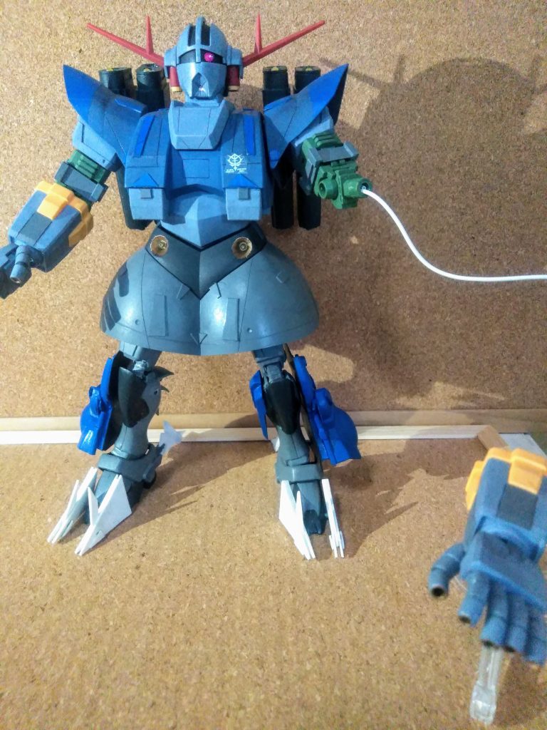 ハイ。次なるは『アンﾖ…ｺﾎﾝ・・・ビクザムの様な脚』を装着🤣　　　　　　　　　　　　　　　　　　　　　　　　　　開発者は『アシ・フェチダァ技術大尉』　　(妄想 脚に執着する博士　 あっ、まんまかぁ)　　　　　　　　　　　　『ビクザムの脚』より着想、発展をさせた　との事です🤣