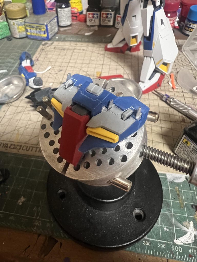 胸部はぺたんこだったのでプラ板で少し手前にくるようにしました。