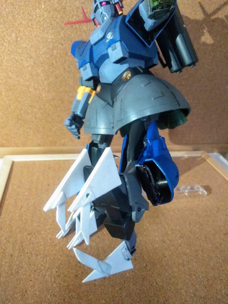 して、このアンヨ💖　　　　　　　　　　　　　　　　こんな風に『クロー展開』が可能となっております😆 　　　　　　　　　　　　　　         此れで格闘戦もダイジョウブ🤗💕                  今回の『見せびらかしポイント』であります😤 　　　　　　　                                               『ビクザムの対空防御？』も棄てがたかったけど😣