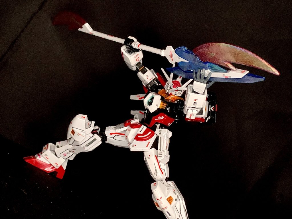ラーガンダムAGE1最大の特徴である可変武装ゲイジングナギナタ。この武装は二つの短剣状態、長剣状態、ナギナタ状態と組み替え可能であり戦況によって武装の使い分けができ、武術の心があるものにはその武器を遺憾なく発揮できることが特徴となっている。そしてこの状態はゲイジングナギナタ・ナギナタ形態となっておりこの形態ではスタンダードな薙刀としての特徴を持つが、通常のラーガンダムのナギナタを二つ連結及び、一方の刃は強化されており、より強い攻撃が可能となっている。この形態の必殺技は連続で切り裂き、牙突で相手を貫く「サン・コンティニュアス」