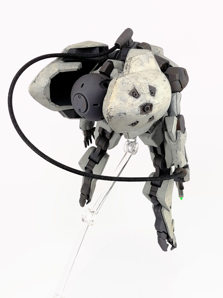 背面側は上面に槍のエネルギー供給パイプ接続部を設置。グレイズの腰フレームとチュチュ専用デミトレーナーのパーツを使用しています。背面にはバックパック接続部を追加。ジャンクのリング状パーツにボールジョイントを埋め込んでいます。バックパックは根元の本体部分をジャスティマの胴体、球状のユニットをベギルベウ、左右のユニットをTR-6から採って反重力推進器をイメージして作りました。左右のユニット接続部には可動部を設けているので軽く羽状に展開することができます。