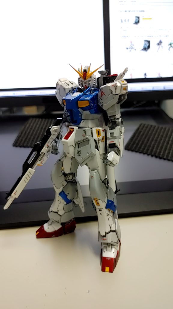 結局素のキットはシールド以外が余剰パーツとなってしまう結果になりましたが、勿体無いので組むことに。どうせ組むなら色変えようと深く考えずに塗りました。意外と似合ってるかなとw