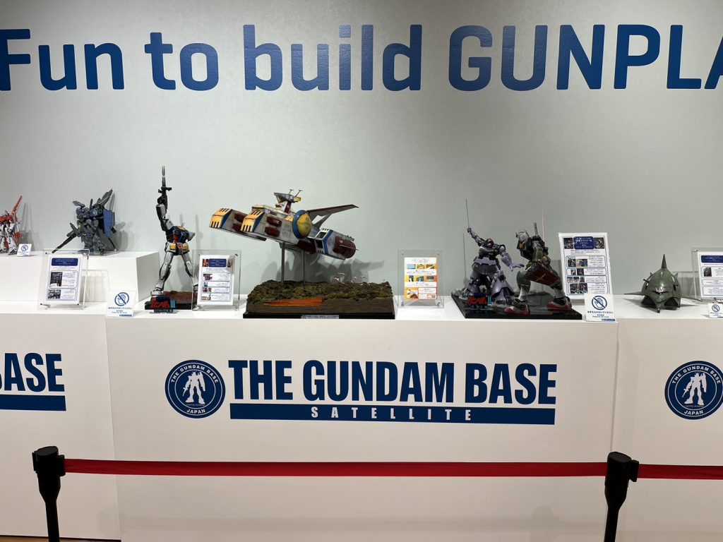 こんな感じでガンダムベース京都に展示していただいています。他作品も追々紹介していきます。