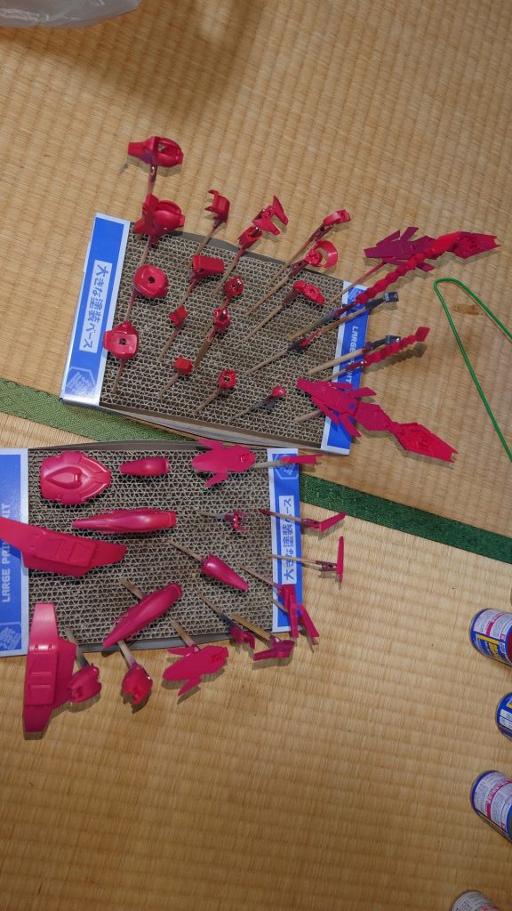 大量の赤を、色んな赤(あずき色、モンザレッド、シャアレッド)で塗り分けてのっぺりしないように頑張りました。