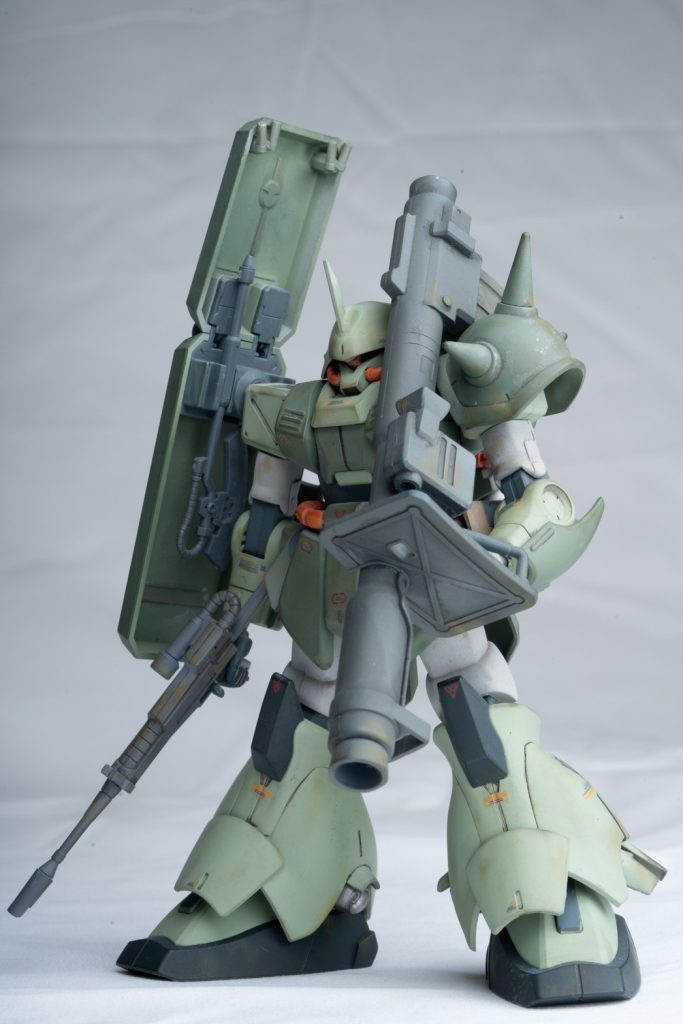 とりあえず使えるものは何でも使う残党らしく、ラケーテンバズ、シールド裏にヒートホークなどの一年戦争時のロートル武装も携行できます。