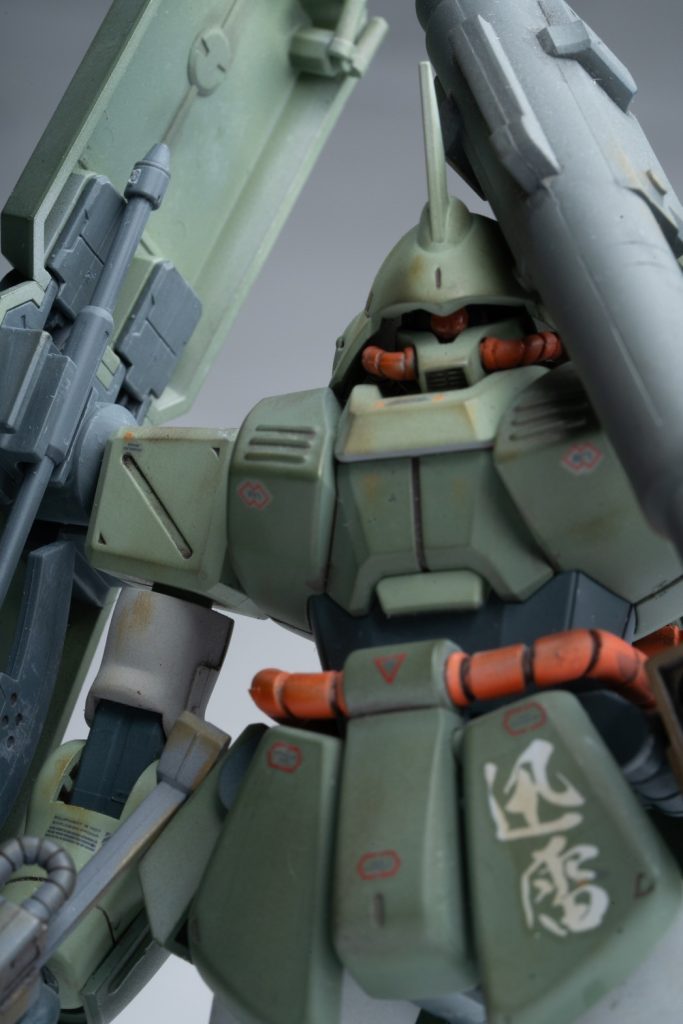 いつもよりウェザリングも激しめに施してあります。そして迅雷の二文字はかの一年戦争時オーストラリアにて活躍した荒野の迅雷ことヴィッシュ・ドナヒューの生き様に敬意をいだき戦後においても彼をリスペクトしている日系ジオンのパイロットが自らの乗機にこの二文字を施したという設定です。