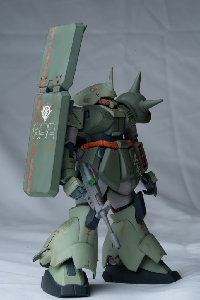 フロントビューユニコーンでもグリーン系のマラサイが出てきてますがよりザクに近いグリーンにて塗装を行い武装に関してもガルバルディβ系のビームライフルとギラ・ドーガのシールド、腰にザクの3連ミサイルポッドを追加したりと残党ならではのチグハグ現地改修の雰囲気を出してみました。