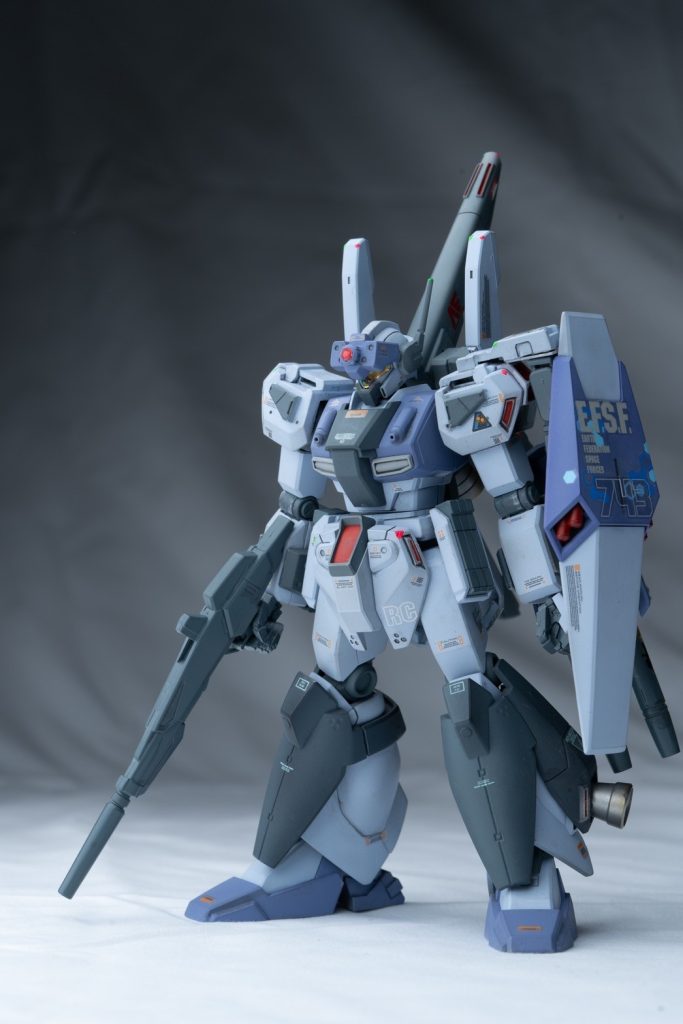 付け替えで通常のスタークジェガンの胸部とバイザーの開放状態も再現できます。