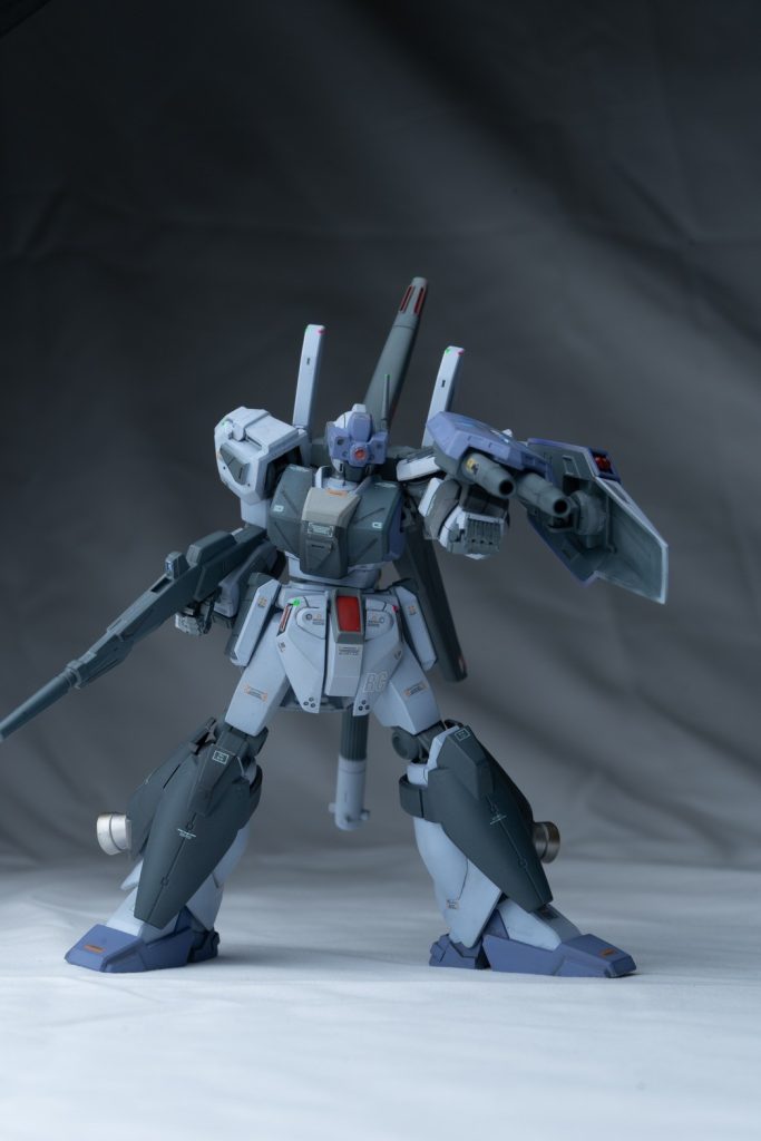 ビームガンを構えるとこの様な感じになります。当初は左腕にハメこみ固定にしてましたが脱着に不便があったので現在はネオジム磁石による固定にしてあります。