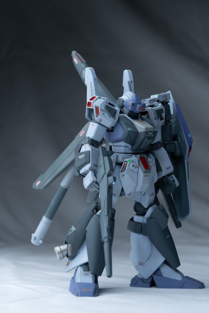 フロントビュー2ビームライフルはビルドガンダムマークⅡ?だったと思いますがそこから拝借。左腕には2連装のシールド兼用ビームガンをジャンクパーツを合わせて制作しました。