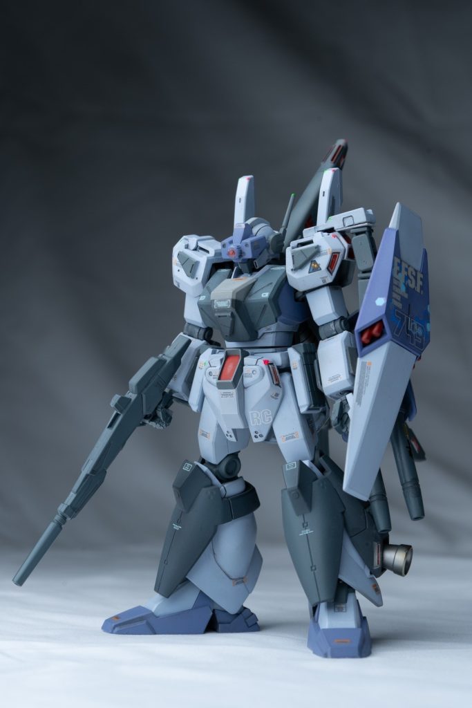 フロントビュースタークジェガンがほぼベースですが胸部、頭部をエコーズジェガンより転用して少しディティールアップを行って組み合わせてあります。またスタークジェガンはシールドの携行が追加装甲の兼ね合いで出来ない為、肩にオプションラッチを追加してサブアームを介して装備する形にしてあります。