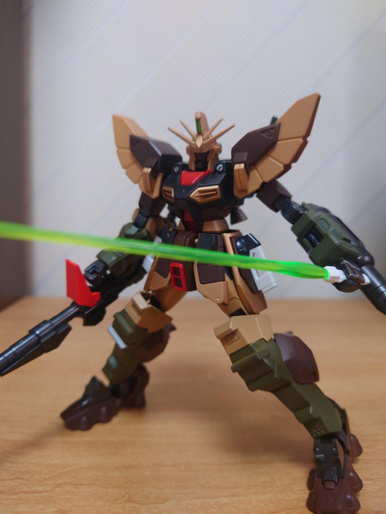 まずは通常形態。ショーテルラック部が廃止され長距離砲とビームサーベルラックに変更され追加された長距離砲は出力変更が可能で高圧縮し超長距離からの狙撃や威力は多少劣るもののバスターライフルのような継続射撃が可能となってるい。