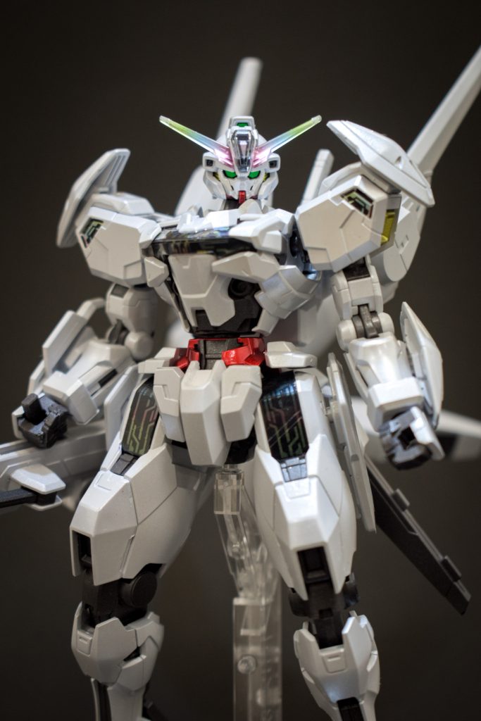 赤とかツインアイの緑とかもシルバー下地でメタリック塗装にしました。特に赤いパーツが綺麗にできた気がします。関節は黒サフにシルバー混ぜてやってます。