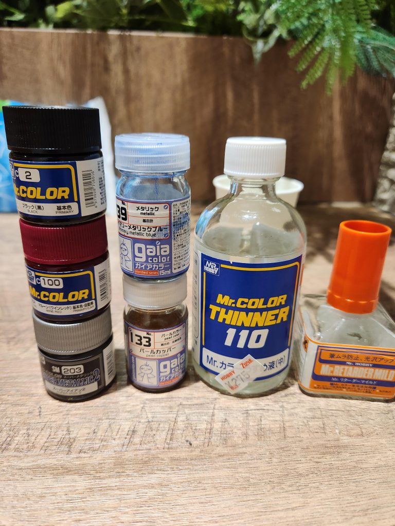 アーサーガンダムマークIIlダークアーサーガンダムマークIIlで使用した塗料です。ラッカーのみを使用した塗装です…水性とか使い方が良くわからず安心できる塗料を店長と店員さんと妻と相談した結果でした。馬の毛のいろ=下地黒で…その上にワインレッド(100番)で革の色。マントの裏生地も同色にしました。シルバー部分=下地黒で…スーパーアイアン2(203番)。頭肩腰エクスカリバー部分=下地黒で…青(メタリックブルー039番)…。金色(パールカッパー133番)一人では色が決められず、皆さまの知識を頂き仕上げました。