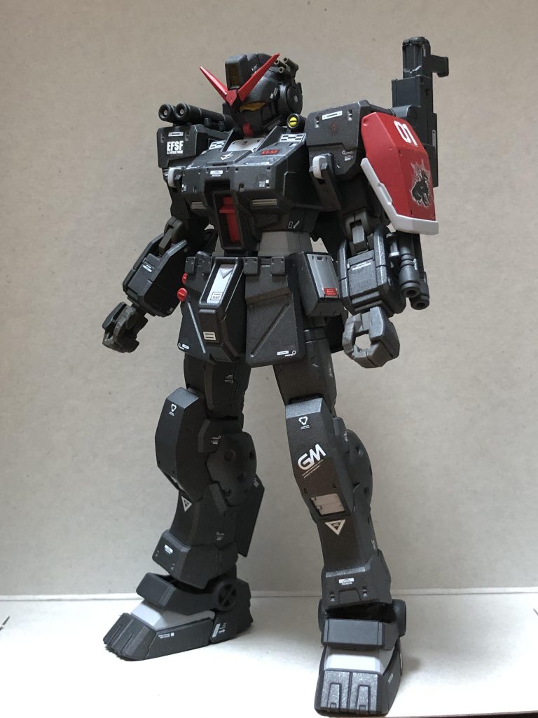 頭部とハンドガンのみ改造しました。頭部をガンダムフェイスにすることと、イラストのメインカメラ（バイザー風）に苦戦しました。