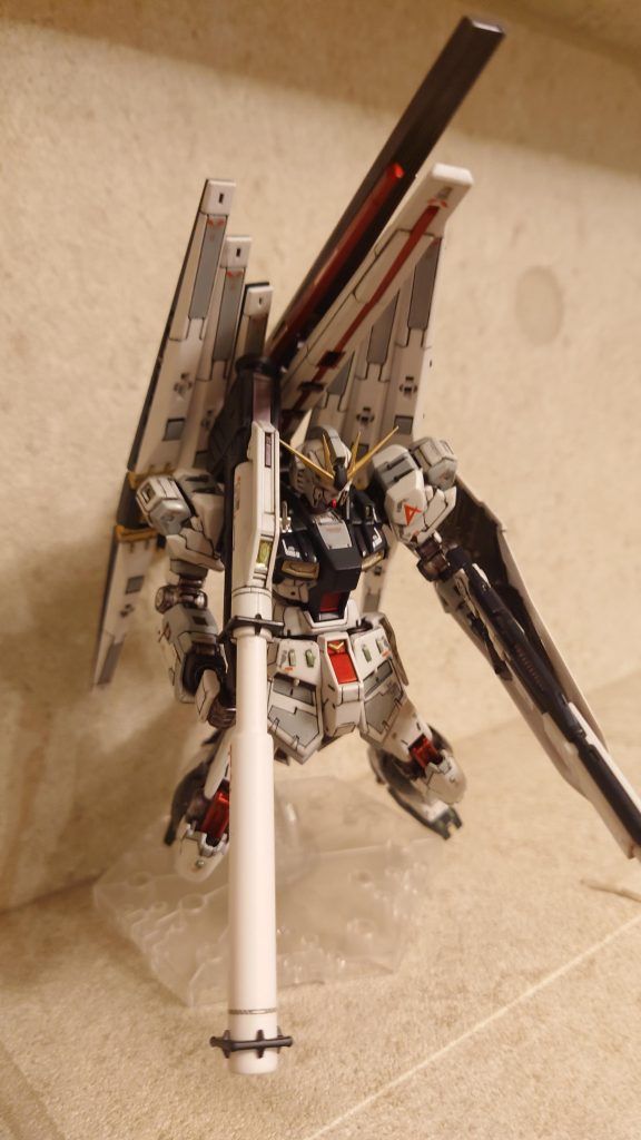 ・パネルライン追加、色分け・マイナスモールド追加・肩部にプラ板を貼り付けボリュームアップ・各所にプラチップ追加