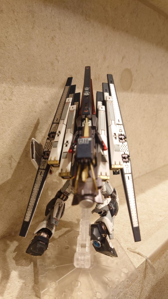 ロングレンジフィンファンネルをバックパックの中央にマウントできる様、ジョイントパーツを幅２mm程切断、改造。