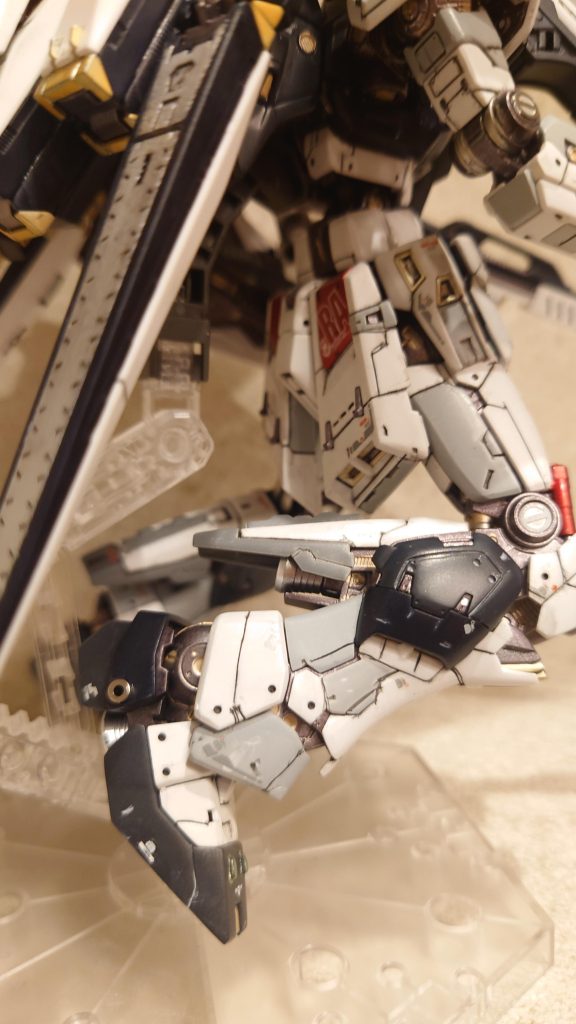 肘、膝関節部にエッチングパーツを貼り付け。踵部にメタルパーツを埋め込みました。