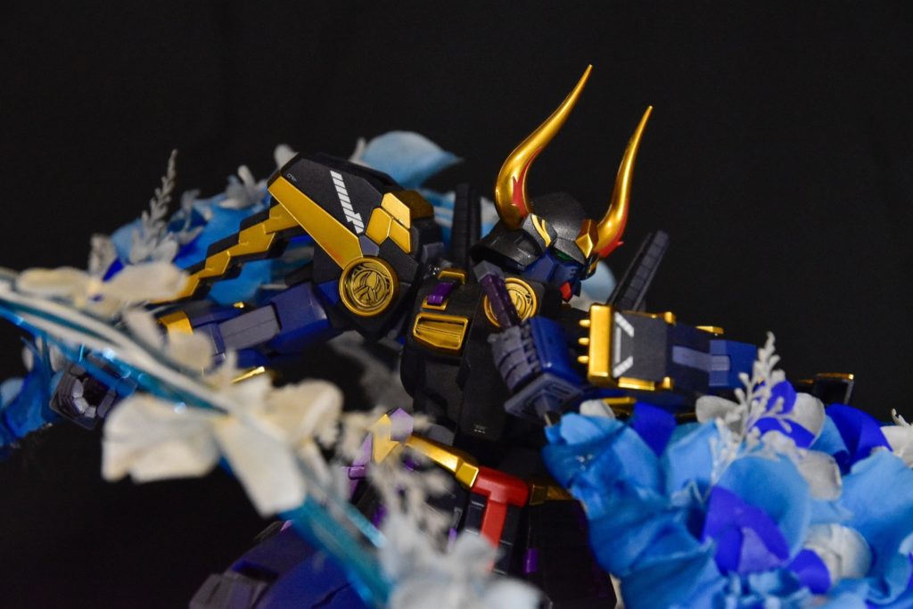 側面から拡大して撮影。少し暗いと甲冑のゴールドが浮かび上がってみえます。