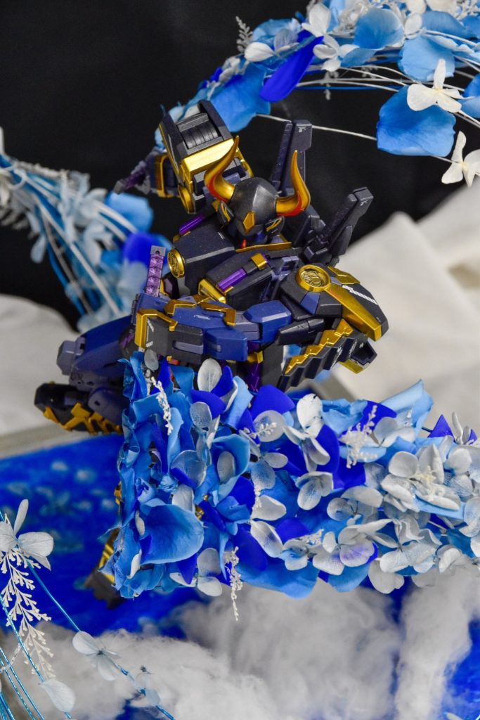 正面の斜め上から撮影。プリザードフラワーとMG武者マークⅡの拡大キットは墨入れ部分塗装、デカールを施してあります。