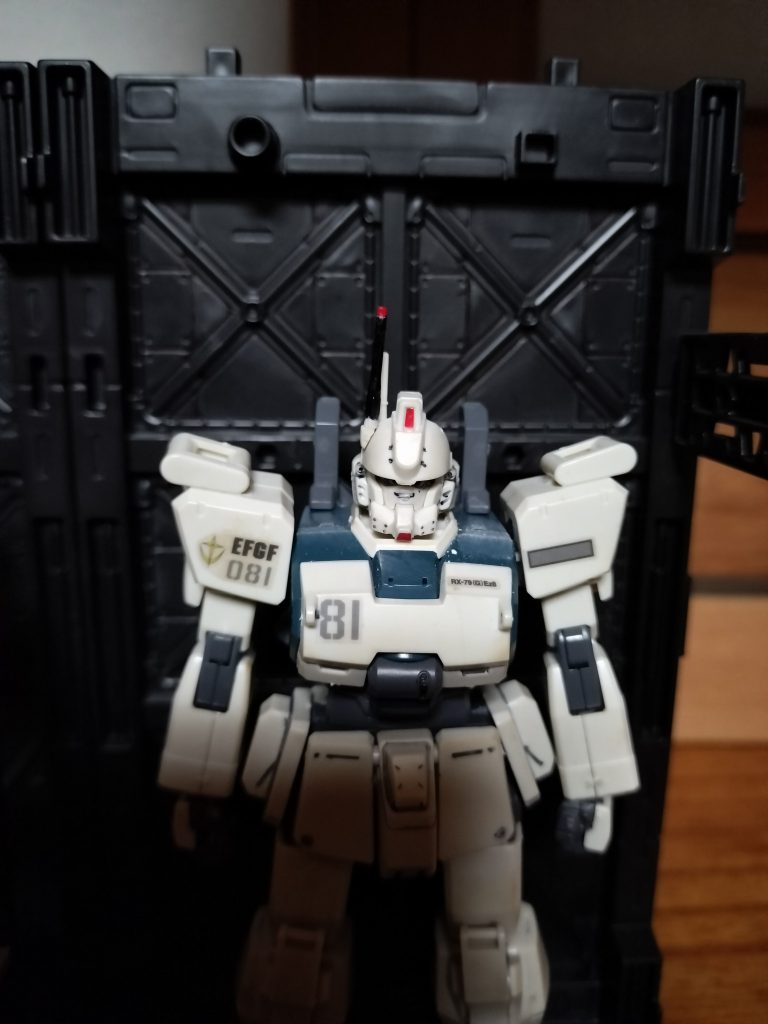 パチ組Ez-8アンテナのみタミヤレッドスプレーとマイネームペンで塗装