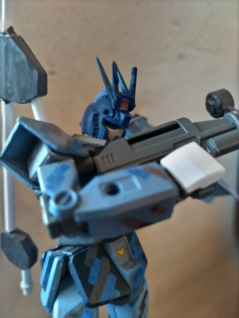 手はEGνガンダムのものを使用頭のアンテナもνガンダムのものを加工して使用