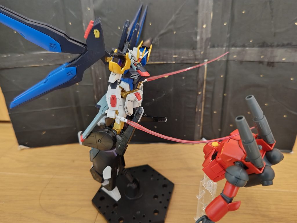 ザシュンザシュンザシュンザシュンザシュンザシュンザシュンザシュンザシュンザ(上の二枚を声が聞こえなくなるまで繰り返す)ガンキャノン「う…うぁぁぁぁぁぁぁぁぁぁぁぁぁぁぁぁぁぁ!」そして、ガンキャノンのパイロットは○亡した…ではまた👋😉